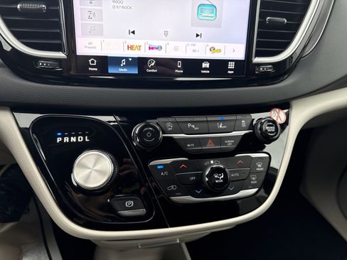 Used 2024 Chrysler Pacifica Touring-L image 21