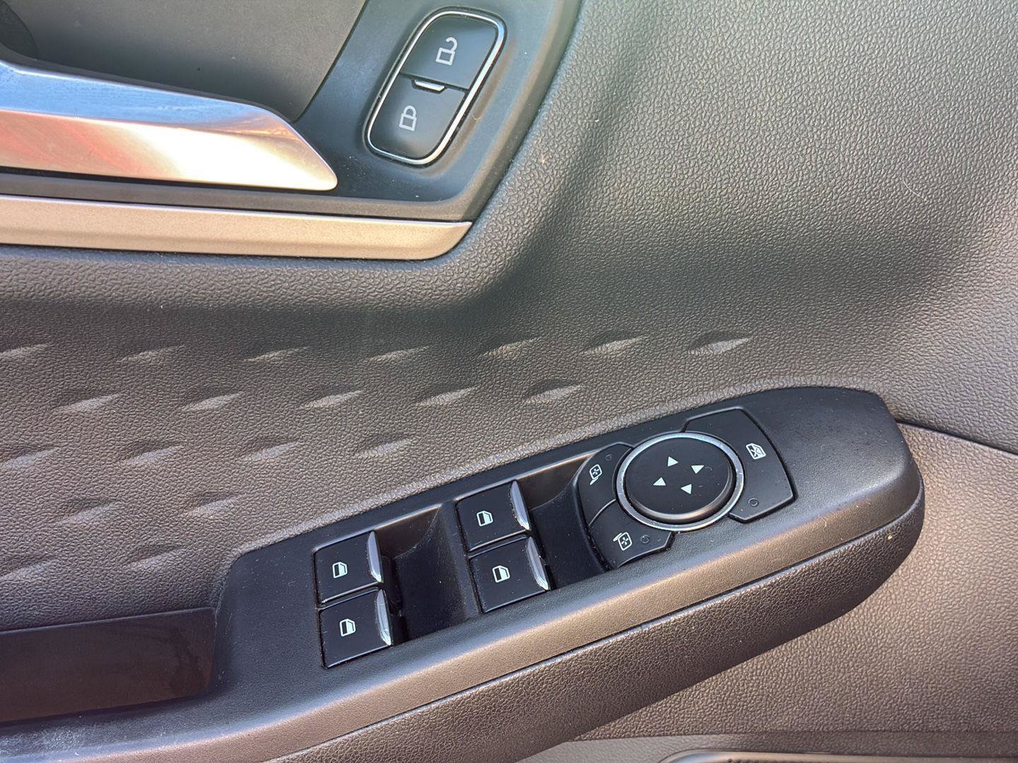 Used 2020 Ford Escape SE FWD image 19