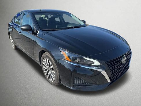 Used 2025 Nissan Altima 2.5 SV FWD image 1