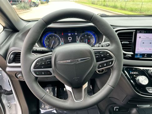 Used 2025 Chrysler Pacifica Select FWD image 14