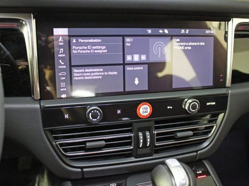 Certified 2025 Porsche Macan AWD/4WD image 25