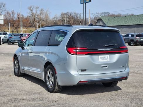 Used 2023 Chrysler Pacifica Limited FWD image 7