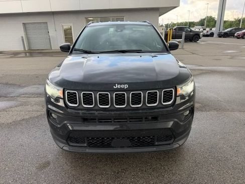 Used 2024 Jeep Compass Latitude AWD/4WD image 2