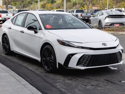 New 2026 Toyota Camry Hybrid FWD image 3