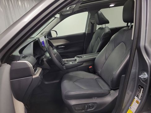 Used 2025 Toyota Grand Highlander AWD image 13