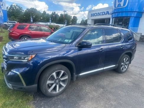 Used 2024 Honda Pilot Touring image 4