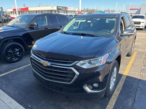 Used 2020 Chevrolet Traverse LT image 2