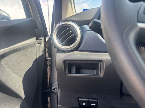 Used 2025 Nissan Versa SV image 32