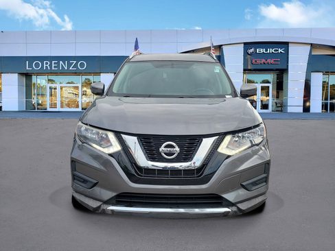 Used 2017 Nissan Rogue SV image 2