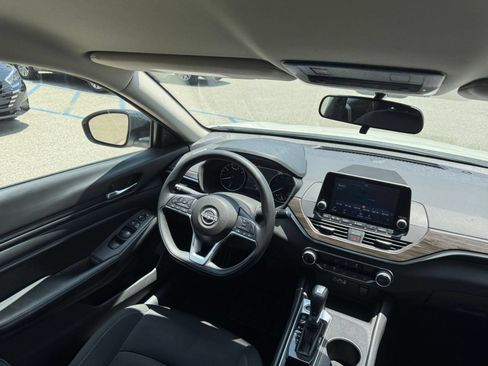 Used 2025 Nissan Altima 2.5 SV FWD image 30