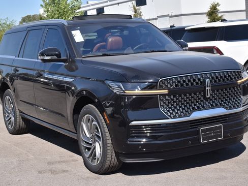 New 2025 Lincoln Navigator L Reserve image 3
