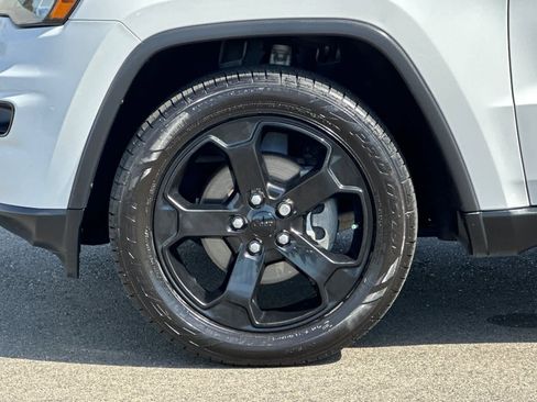 Used 2019 Jeep Grand Cherokee Laredo image 31