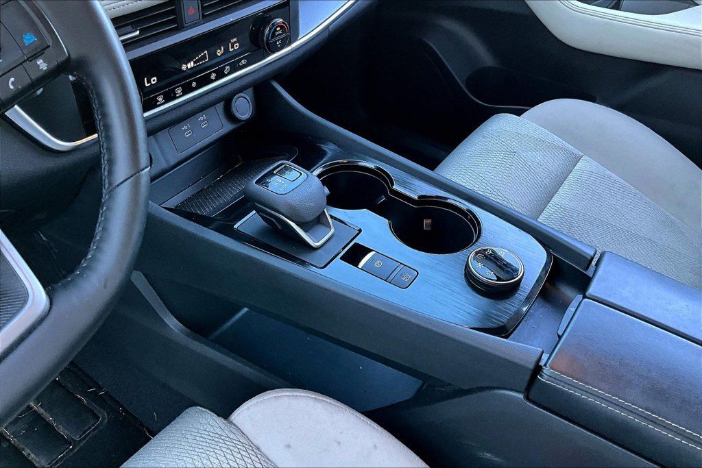 Used 2025 Nissan Rogue SV AWD/4WD image 18