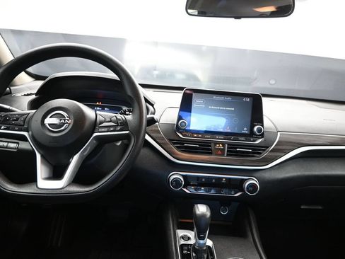 Used 2025 Nissan Altima 2.5 SV FWD image 19