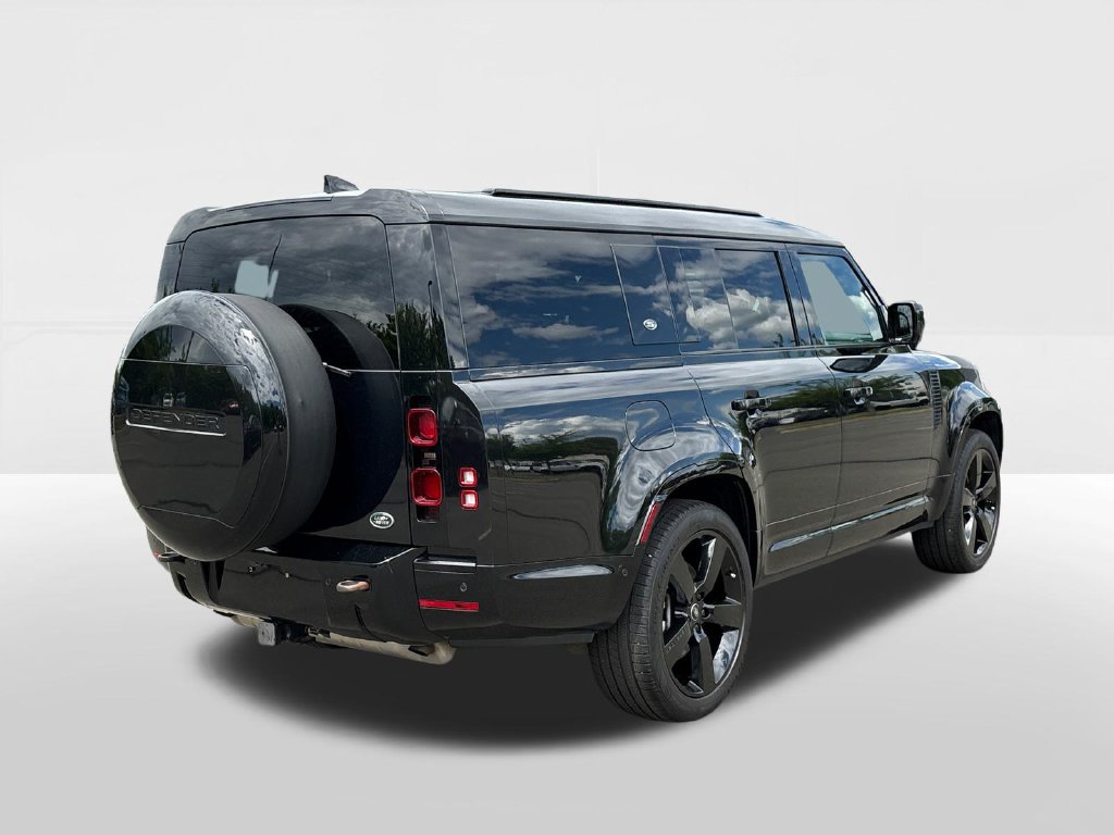 Used 2023 Land Rover Defender 130 X-Dynamic SE AWD/4WD image 4