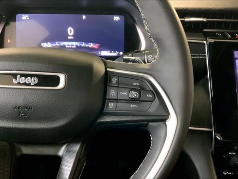 Used 2023 Jeep Grand Cherokee L Laredo image 24