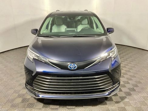 Used 2023 Toyota Sienna LE AWD/4WD image 6