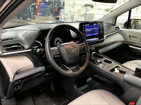 Certified 2024 Toyota Sienna LE image 15