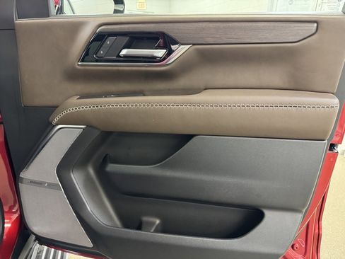 Used 2025 GMC Yukon Denali Ultimate w/ LPO, Floor Liner Package image 31