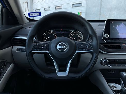 Used 2025 Nissan Altima 2.5 SV image 31