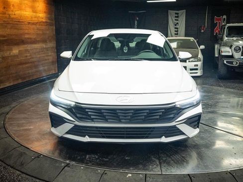 Used 2024 Hyundai Elantra SE FWD image 4