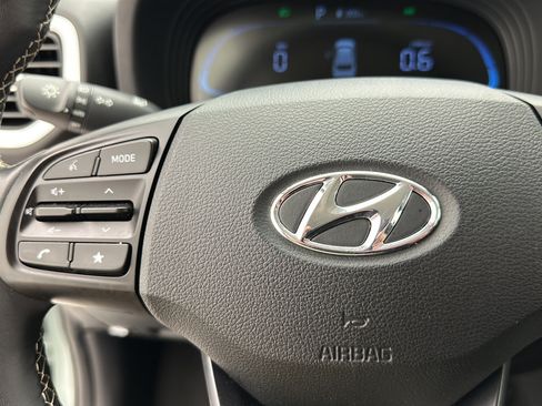 Used 2025 Hyundai Venue Limited FWD image 16