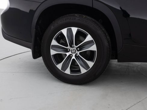 Used 2021 Toyota Highlander XLE AWD/4WD image 21