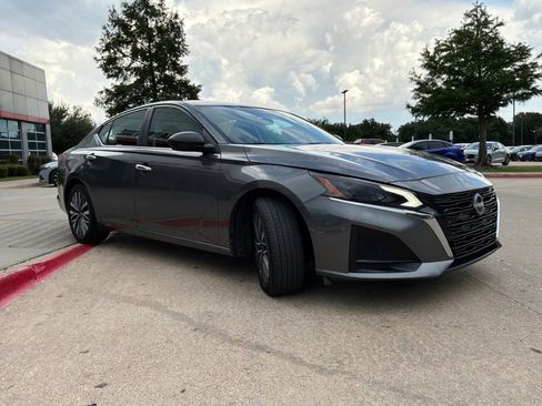 Used 2025 Nissan Altima 2.5 SV FWD image 4