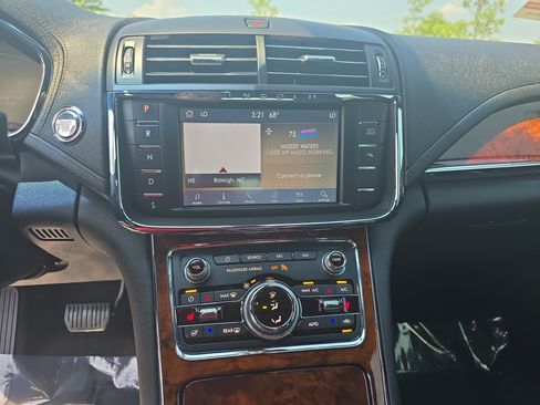 Used 2020 Lincoln Continental w/ Premium Package FWD image 20