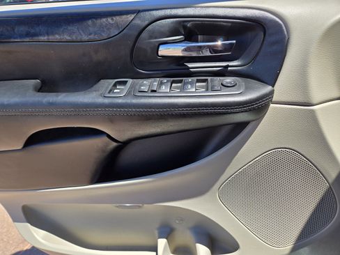 Used 2019 Dodge Grand Caravan SE w/ UConnect Hands-Free Group FWD image 14