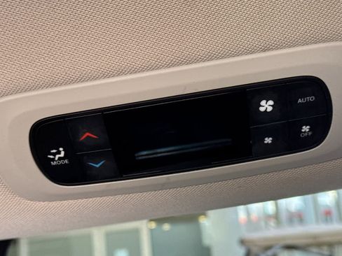 Used 2023 Chrysler Pacifica Touring-L image 14