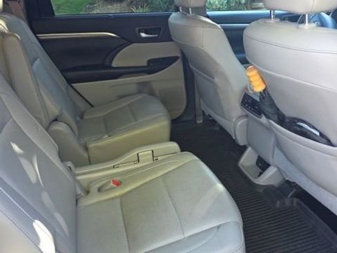 Used 2017 Toyota Highlander Limited image 8