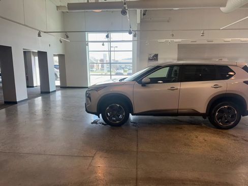 Used 2025 Nissan Rogue SV image 9