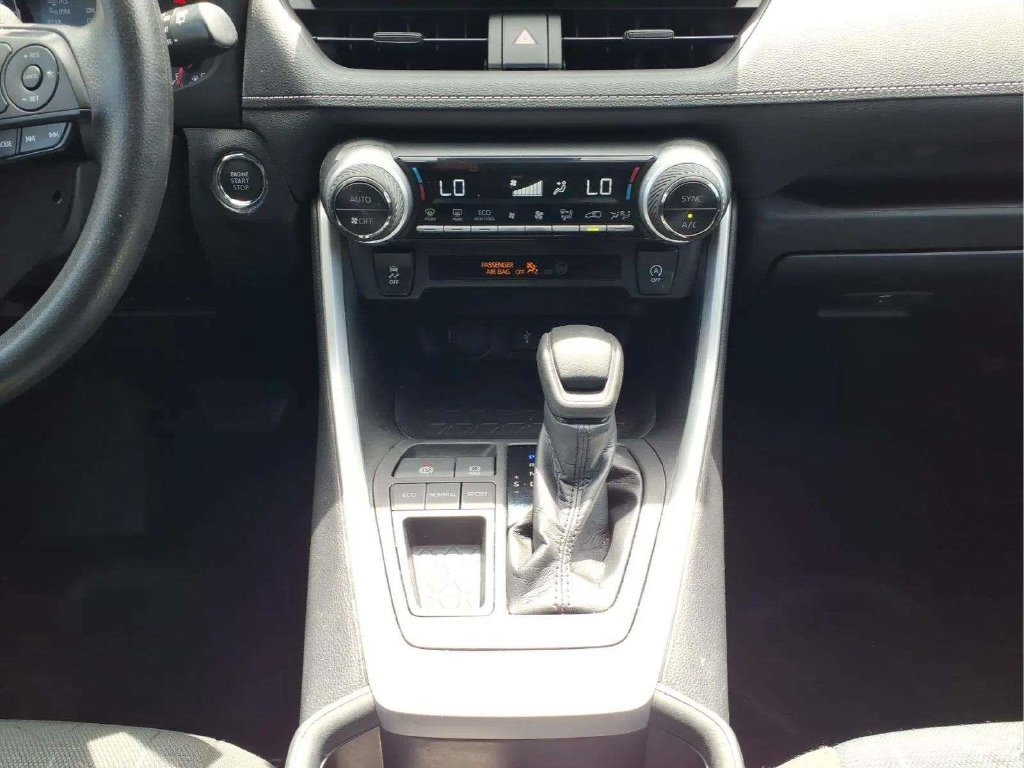 Used 2022 Toyota RAV4 XLE w/ Convenience Package FWD image 11