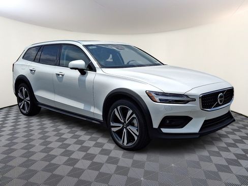 Used 2025 Volvo V60 B5 Cross Country Plus AWD/4WD image 1