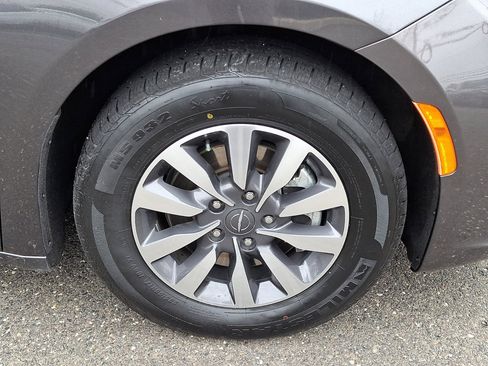 Used 2023 Chrysler Pacifica Touring-L FWD image 9