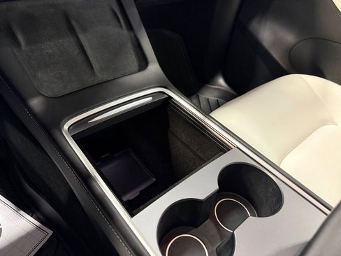 Used 2022 Tesla Model Y Long Range image 28