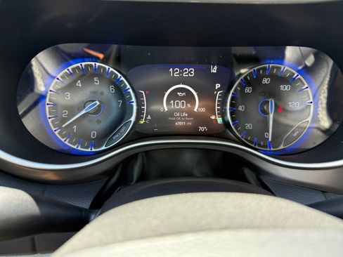 Used 2022 Chrysler Pacifica Touring-L FWD image 11