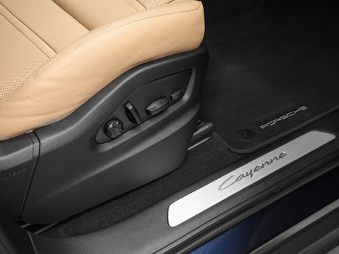 Certified 2024 Porsche Cayenne Coupe AWD/4WD image 21