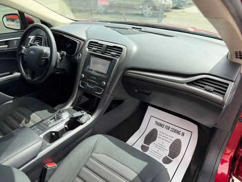 Used 2019 Ford Fusion SE FWD image 33