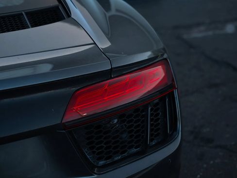 Used 2018 Audi R8 V10 w/ Premium Package RWD image 20