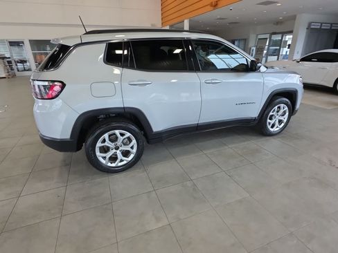 Used 2024 Jeep Compass Latitude AWD/4WD image 8