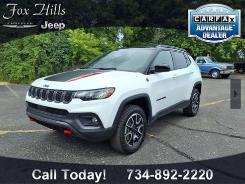 Used 2025 Jeep Compass Trailhawk w/ Sun & Sound Group AWD/4WD image 3