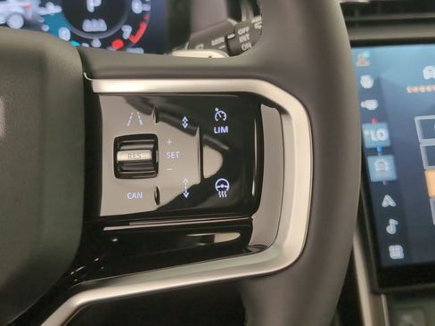 Used 2025 Land Rover Discovery Sport S image 21