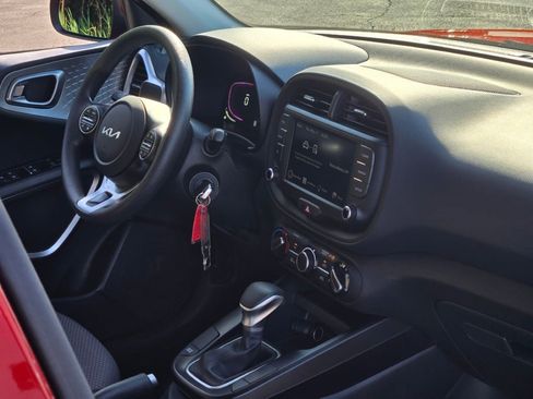 Used 2025 Kia Soul LX w/ LX Technology Package FWD image 8