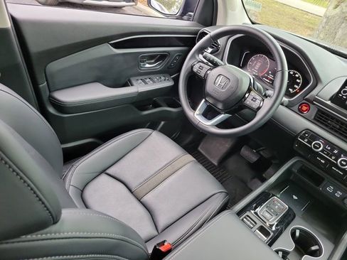 Certified 2025 Honda Pilot EX-L image 3