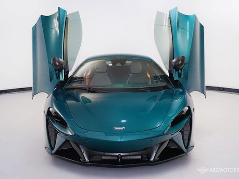 Used 2024 McLaren Artura RWD image 3