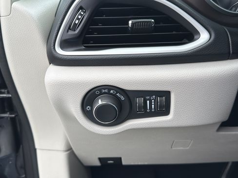Used 2023 Chrysler Voyager LX FWD image 15