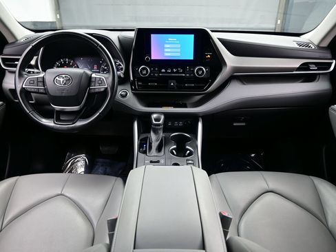 Used 2023 Toyota Highlander XLE AWD/4WD image 18