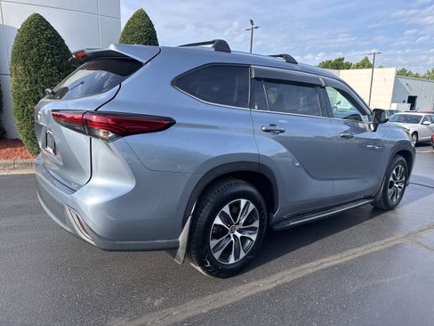 Used 2021 Toyota Highlander XLE FWD image 4